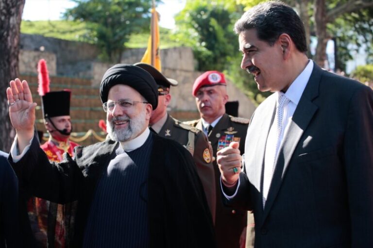 El presidente de Irán firma una veintena de acuerdos en su visita a Caracas para fortalecer los lazos entre países
