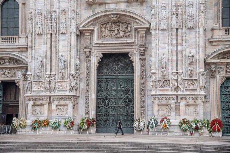 Imagen del exterior de la Catedral de Milán donde se celebrará el funeral de estado por el ex primer ministro italiano Silvio Berlusconi / Europa Press / Claudio Furlan / LaPresse