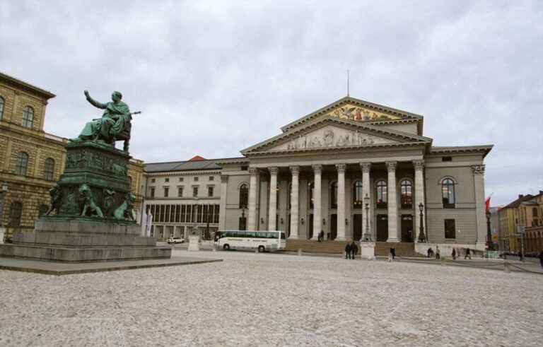 Dos activistas manchan de rojo un cuadro de Monet en Estocolmo