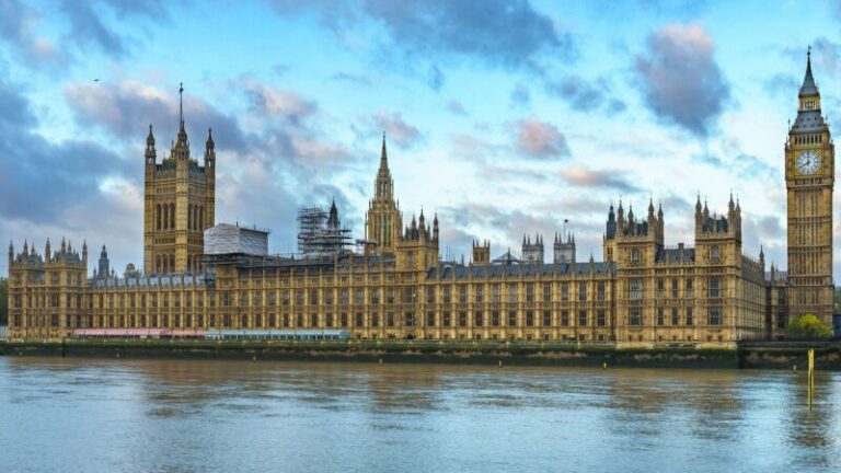 El Gobierno británico aparca un plan para convertir un crucero en un centro flotante de detención de migrantes