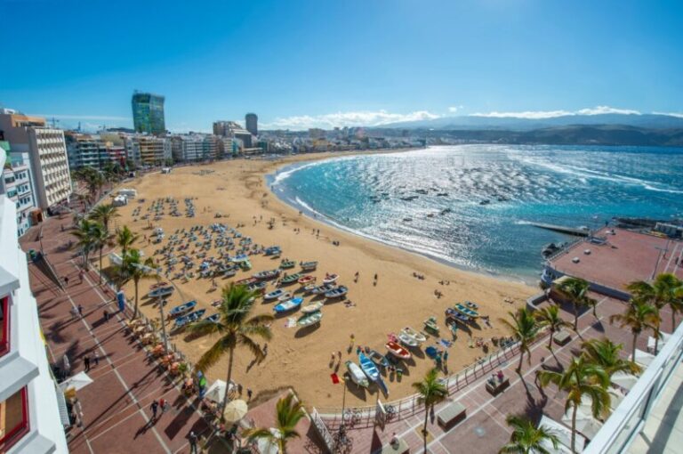 Reabren al baño la zona de la playa de Las Canteras cerrada por contaminación