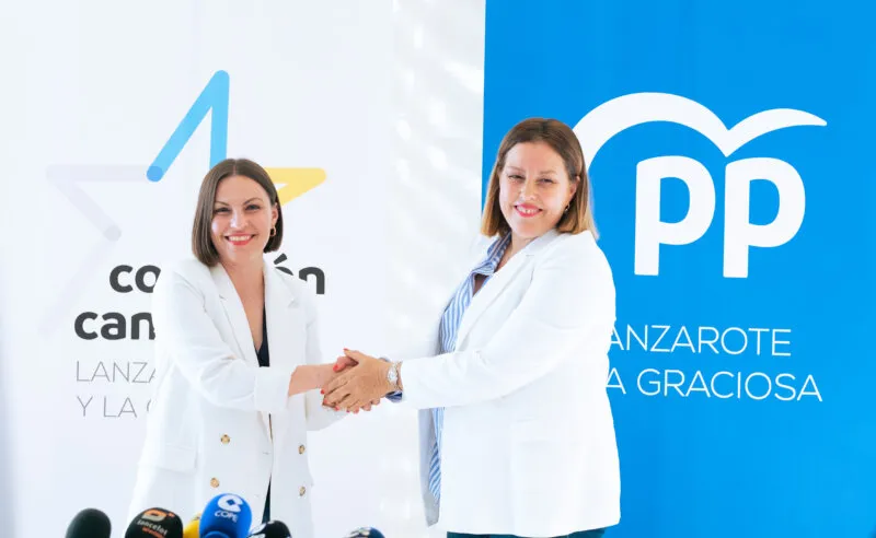 En la imagen la secretaria insular de CC, Migdalia Machín (i) y la presidenta del PP en Lanzarote, Astrid Pérez (d) con la firma del pacto de gobierno en el cabildo de Lanzarote / Imagen Coalición Canaria