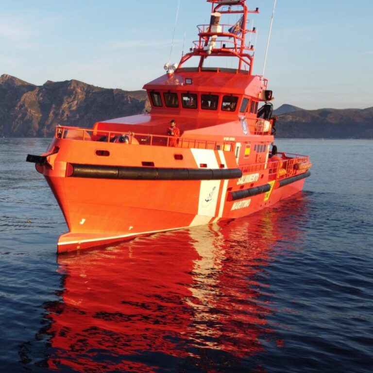 Un cayuco con 120 personas a bordo llega a El Hierro