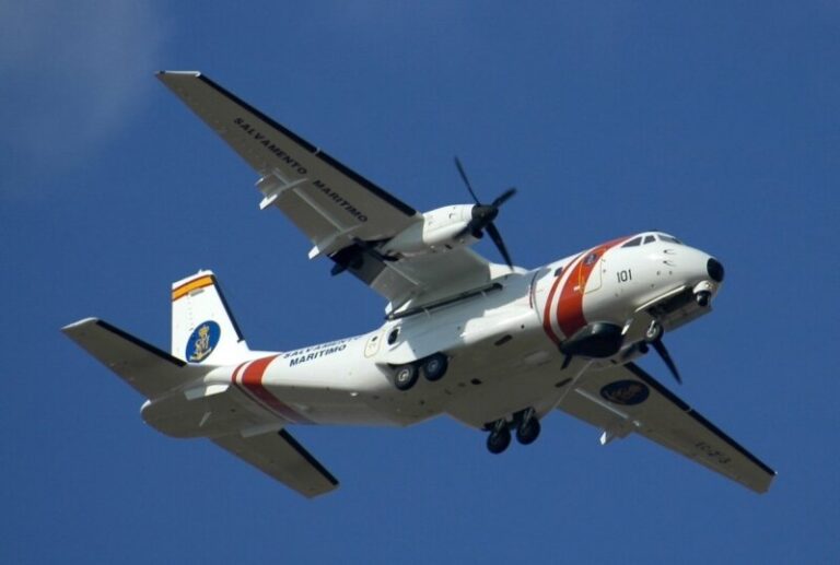 Rescatan a 141 personas a bordo de tres pateras en aguas canarias