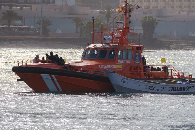 Rescatan a 199 personas en dos cayucos al sur de Tenerife