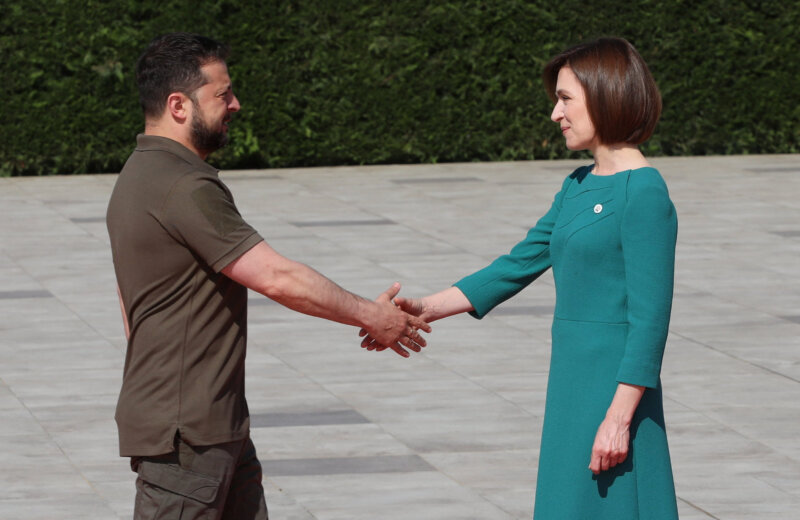 El presidente de Ucrania a su llegada a la reunión de la comunidad política europea en el Castillo de Mimi en Bulboaca junto a la presidenta de Moldavia, Maia Sandu. Reuters.