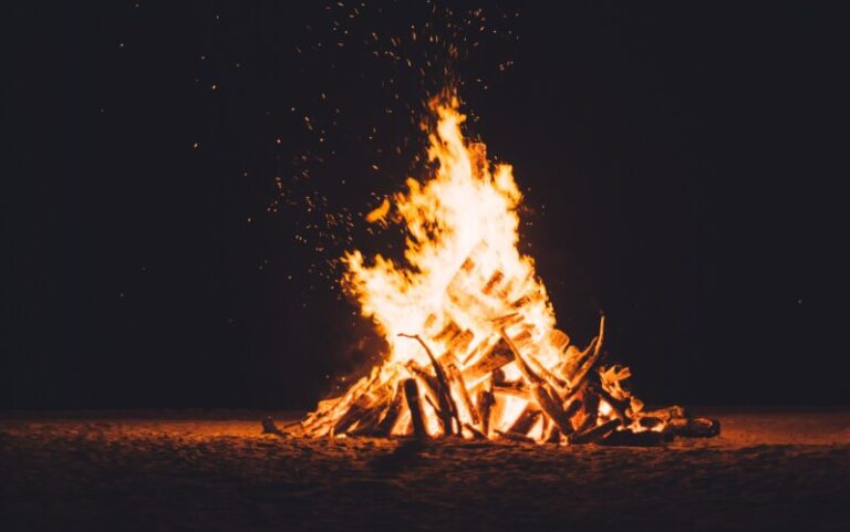 Miles de personas celebraron en Canarias la noche de San Juan