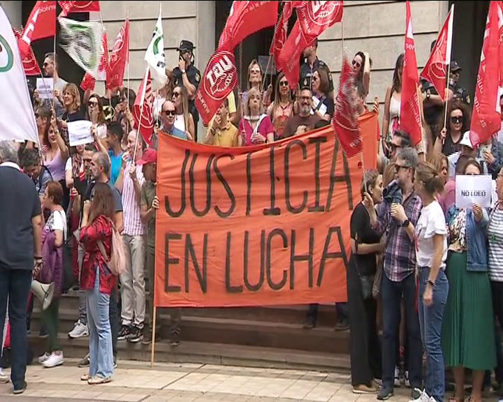 Continúa el encierro de los funcionarios de Justicia en el Ministerio