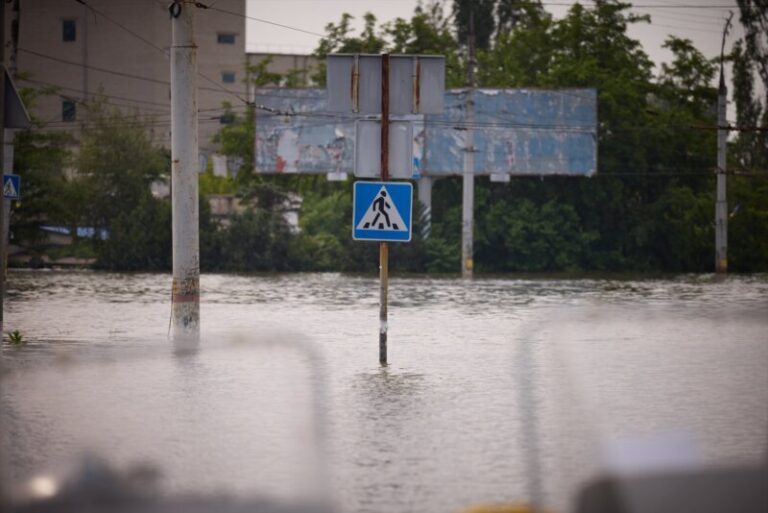 Las autoridades prorrusas cifran en 35 los muertos por inundaciones de la presa de Kajovka