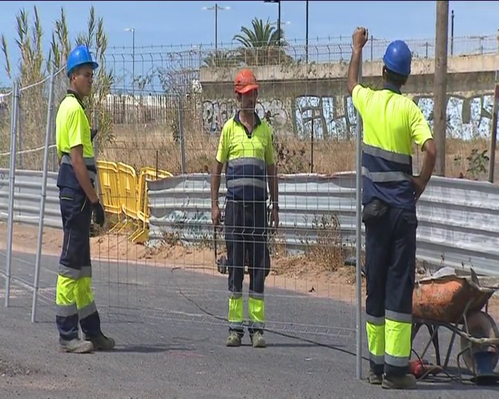 Arrancan las obras para hacer un parking en el solar en el que se alzaba el mamotreto de Las Teresitas