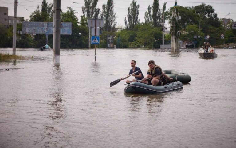 Zelenski denuncia que Rusia bombardea puntos de evacuación en las zonas inundadas en Jersón