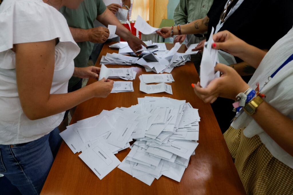 Este domingo 9 de junio se celebran las elecciones al Parlamento Europeo. Por ello, el grupo Radio Televisión Canaria ha preparado un despliegue informativo con el que podrán seguir la jornada electoral y todo lo que acontezca en torno a ellaFoto archivo. Recuento de votos elecciones generales 2023 23j