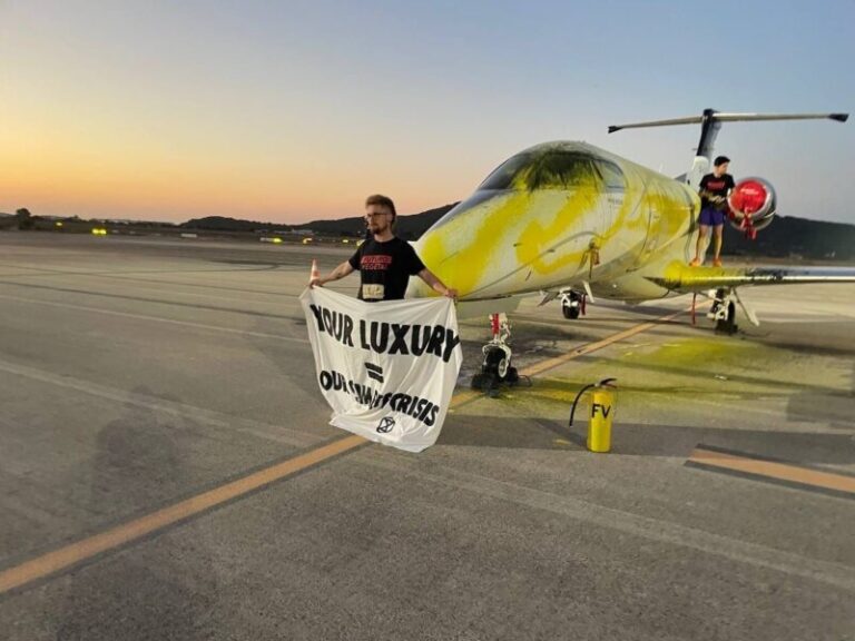 Activistas lanzan pintura a un jet privado en Ibiza