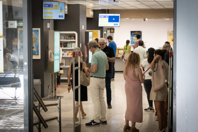 Cientos de oficinas de Correos abren este domingo para facilitar el voto por correo
