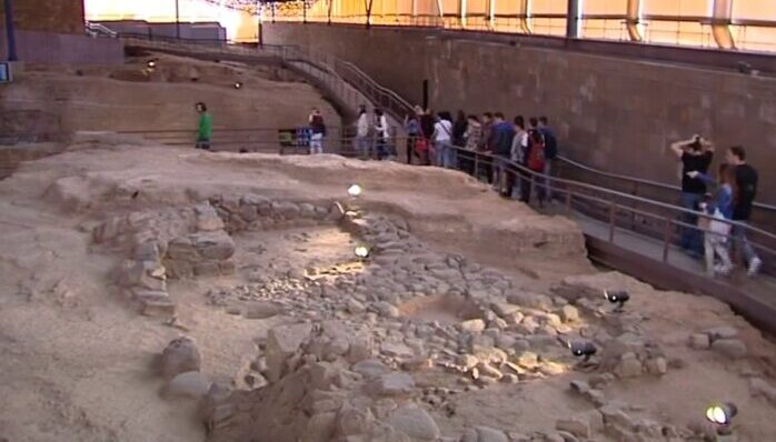 Captura del vídeo donde se puede ver una fila de niños visitando las instalaciones del museo Cueva Pintada
