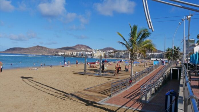 Nuevo episodio de calor en las islas con fuertes rachas de viento en Gran Canaria