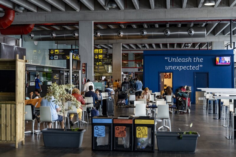 Los aeropuertos canarios registran en abril 4,2 millones de pasajeros, un 4% más que en 2023