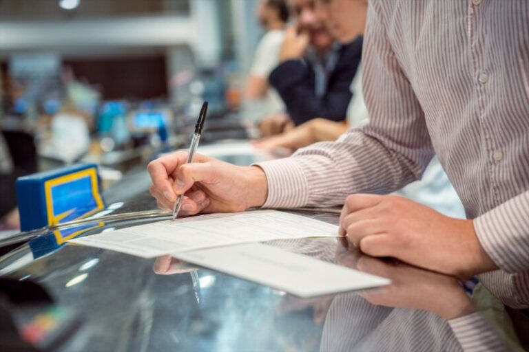 Los electores pueden ir a partir de este lunes a Correos a depositar su voto