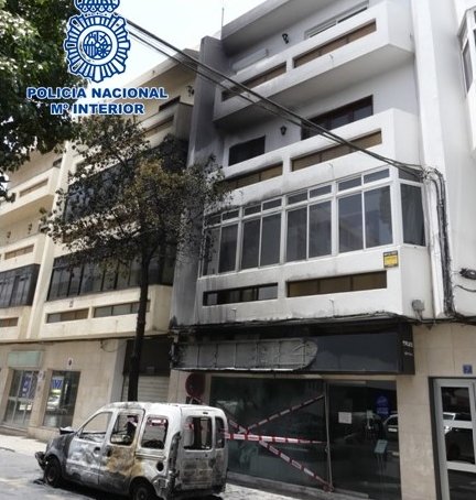 Quema una furgoneta y las llamas afectan a la fachada de un edificio en Lanzarote