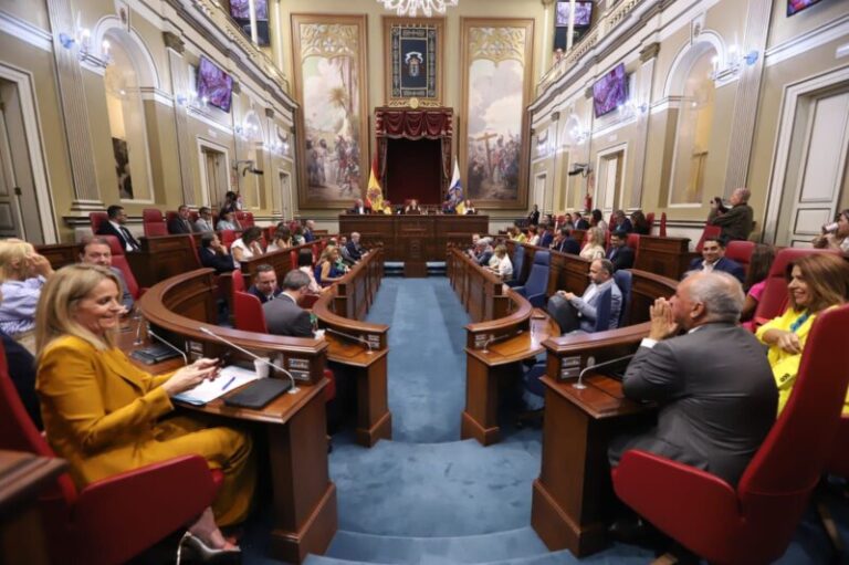 La oposición critica el anuncio de Clavijo de bajar impuestos y sus socios alaban el carácter «realista» de su discurso