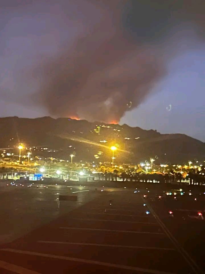 La cabeza del incendio de Tejeda se encuentra en el borde superior de la Caldera. Ha progresado poco por ir a contraviento, partiéndose la cabeza en varios frentes más pequeños. Se siguen realizando maniobras de anclaje y se concentrarán ahí los medios aéreos desde que amanezca, según informa el Cabildo de Gran Canaria