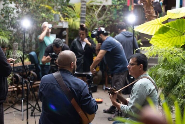 ‘Con el timple a cuestas’