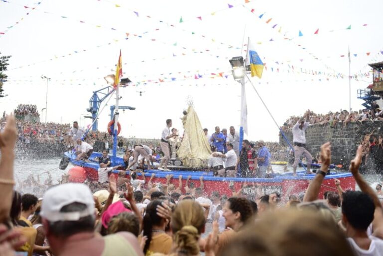 TVCanaria celebra la embarcación de la Virgen del Carmen en Puerto de la Cruz