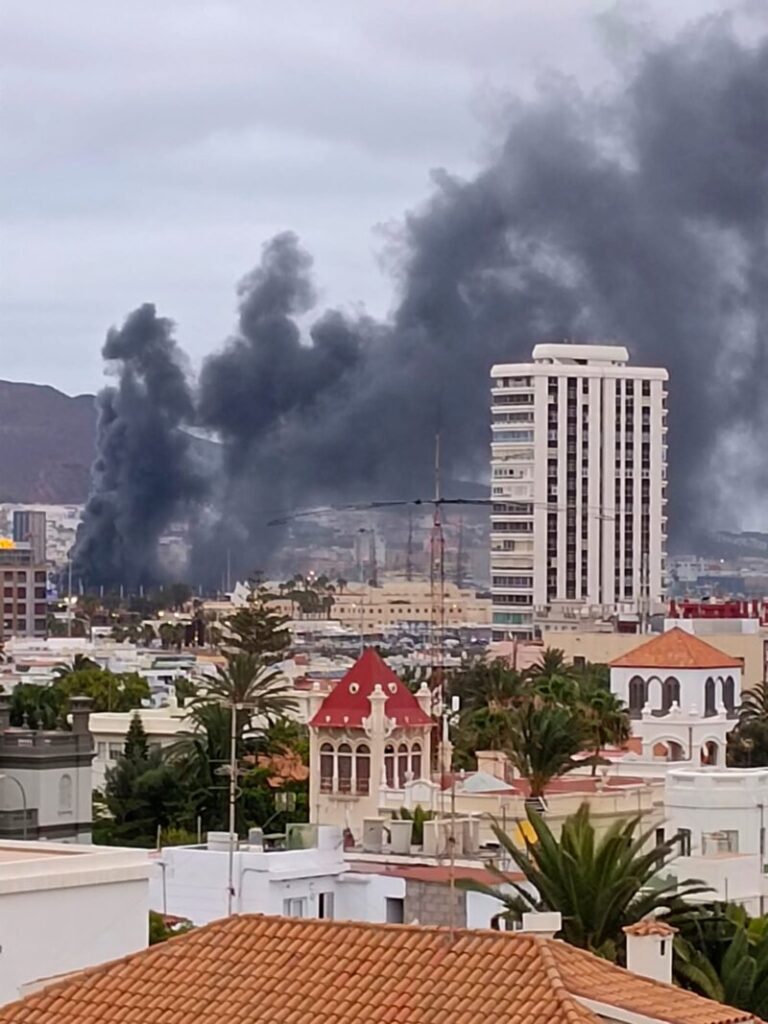 Un incendio en un almacén del Puerto de La Luz no deja daños personales, pero sí materiales