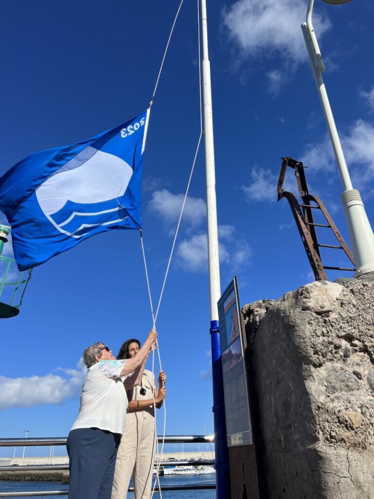 La Bandera Azul ya ondea en la playa de Las Nieves de Agaete