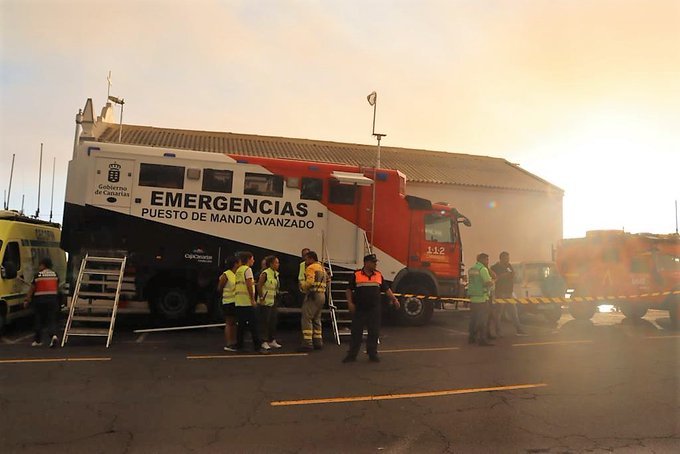 El trabajo de los medios para apagar el fuego en La Palma