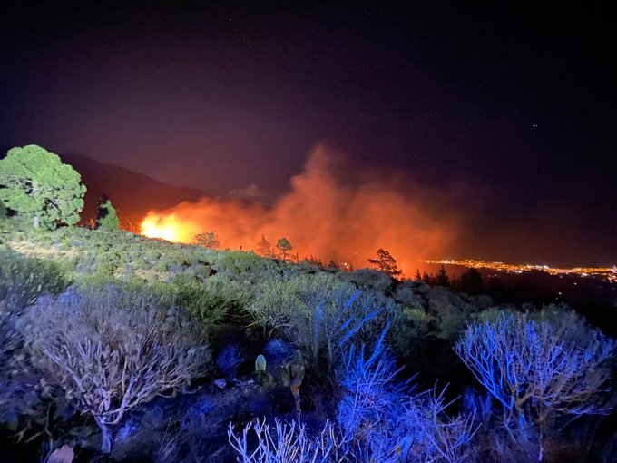El Cabildo de Tenerife da por controlado el incendio de Arafo