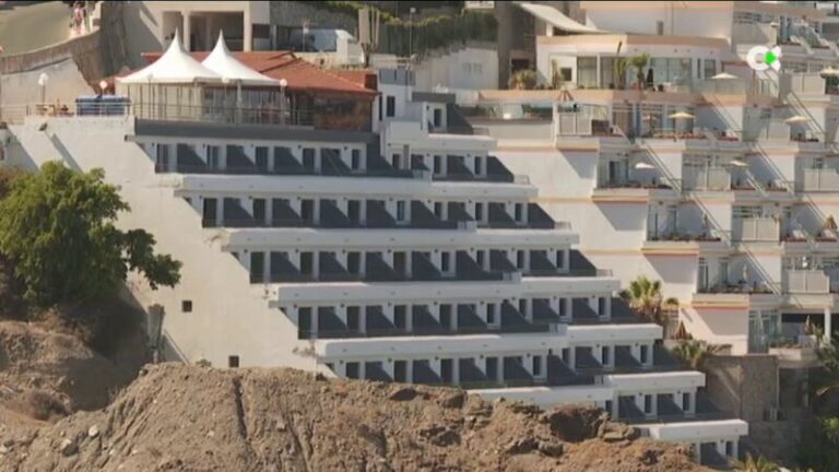 Sanidad traslada a 22 personas mayores dependientes a un complejo turístico