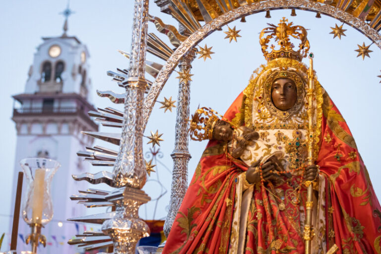 Miles de fieles honran a la Virgen de Candelaria en el día de la patrona