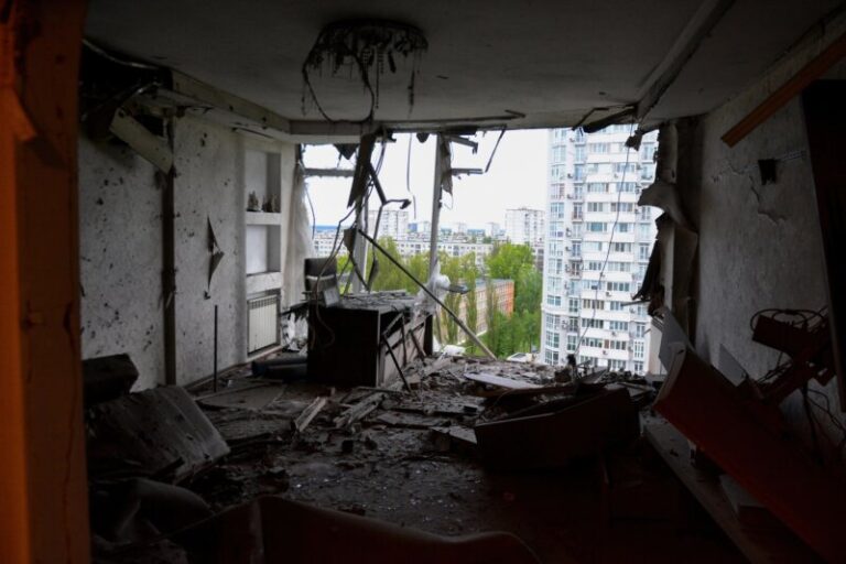 Dos muertos en Kiev por la caída de los restos de un misil ruso interceptado