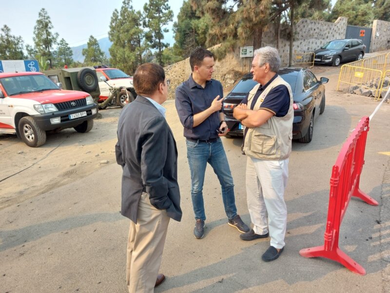 El ministro de Turismo, Héctor Gómez, acude a Tenerife para conocer la evolución del incendio
