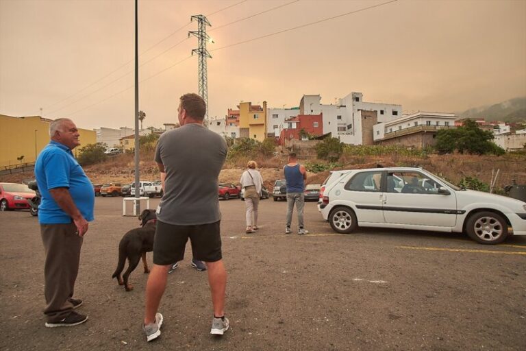 La alegría se adueña de los vecinos realojados en Tenerife pese a la presencia de humo