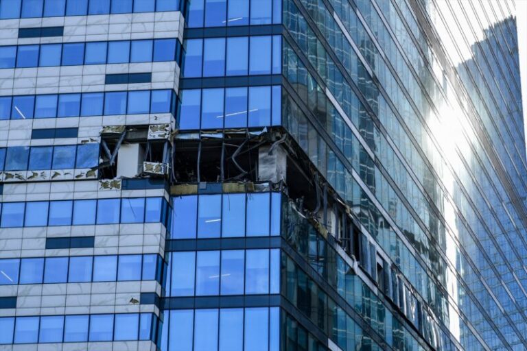 Un dron se estrella contra un edificio en construcción en Moscú