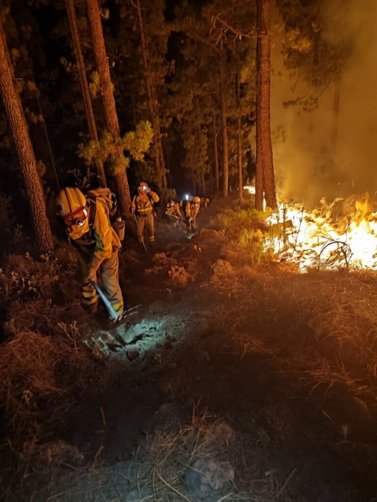 El incendio de Tenerife ya afecta a 8.400 hectáreas en un perímetro de 70 kilómetros