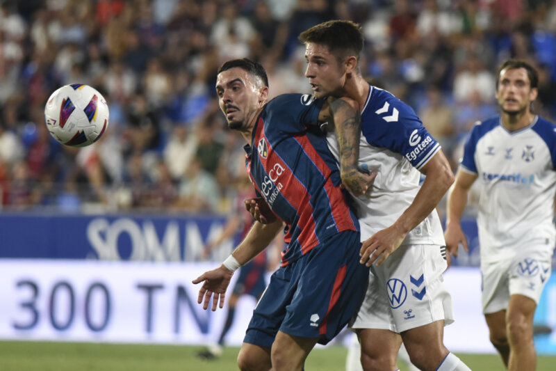 El Tenerife se impuso 0-2 al Huesca en un partido marcado por los errores defensivos del conjunto local