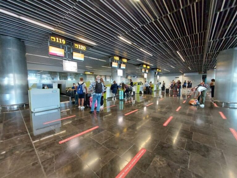 Los aeropuertos canarios cierran el puente con casi 6.000 vuelos