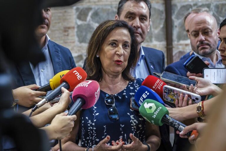 Robles deja la puerta abierta a «mejorar» los servicios de extinción