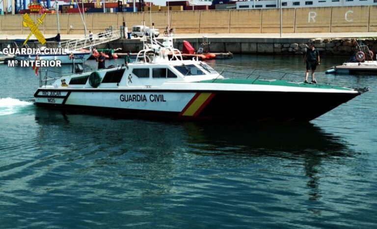 Disparos al aire por la tensión en un buque de la Guardia Civil con 168 migrantes en la costa de Mauritania