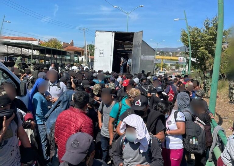 Las autoridades de México rescatan a 230 migrantes hacinados en un tráiler