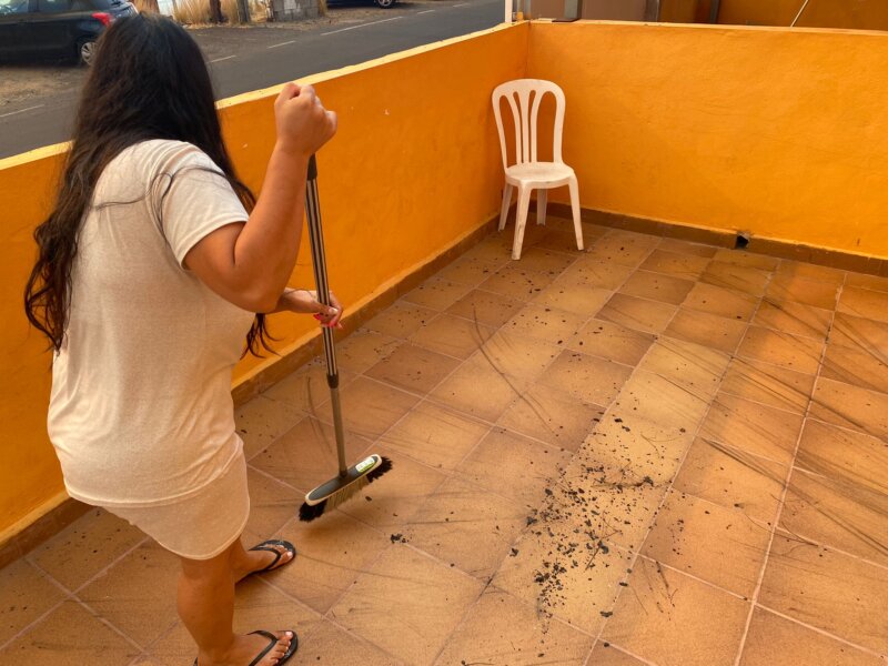 Las cenizas del incendio comienzan a afectar a los vecinos. Imagen de Chaxiraxi Herrera