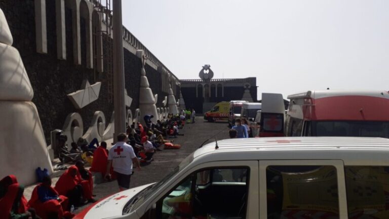 Salvamento rescata un cayuco con 105 personas a bordo en aguas próximas a El Hierro