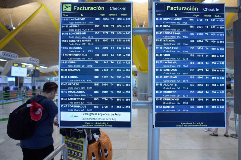 Los precios de los servicios de transporte aéreo y alojamiento, los que más se encarecen en el tercer trimestre. Arriba, una imagen de panel informativo de la Terminal 4 del Aeropuerto Adolfo Suárez Madrid-Baraja. Jesús Hellín / Europa Press.