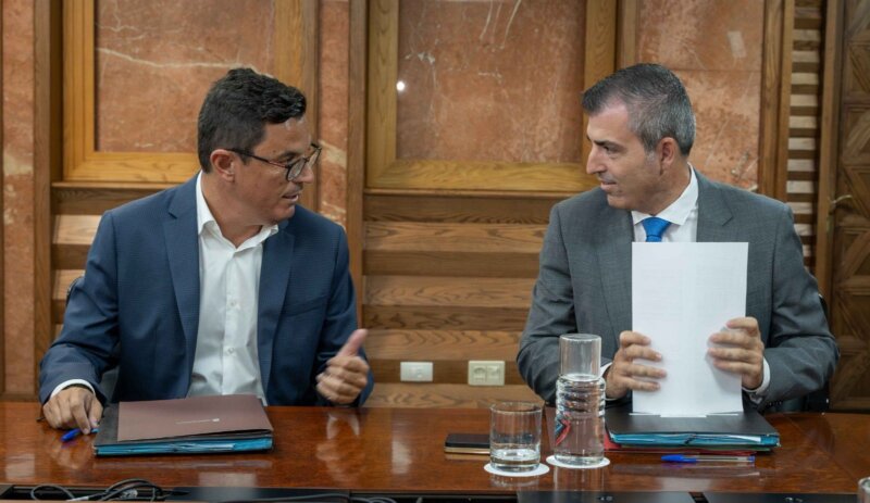 Imagen de Poli Suárez y Narvay Quintero durante el consejo de Gobierno. Foto Gobierno de Canarias