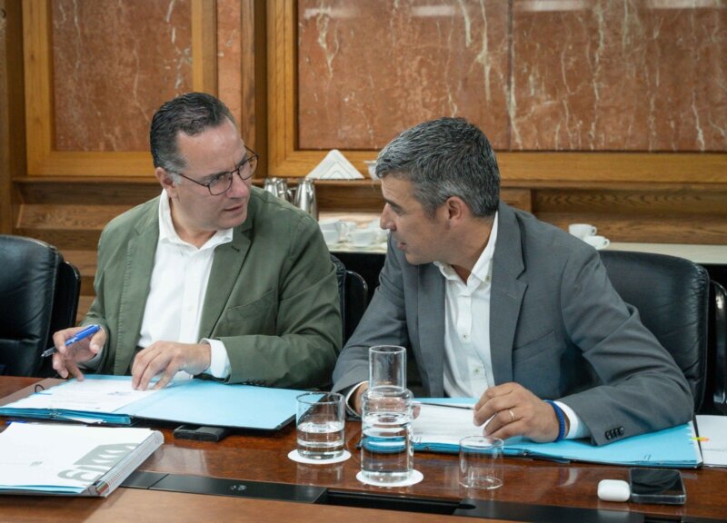Imagen de Poli Suárez y Narvay Quintero durante el consejo de Gobierno. Foto Gobierno de Canarias