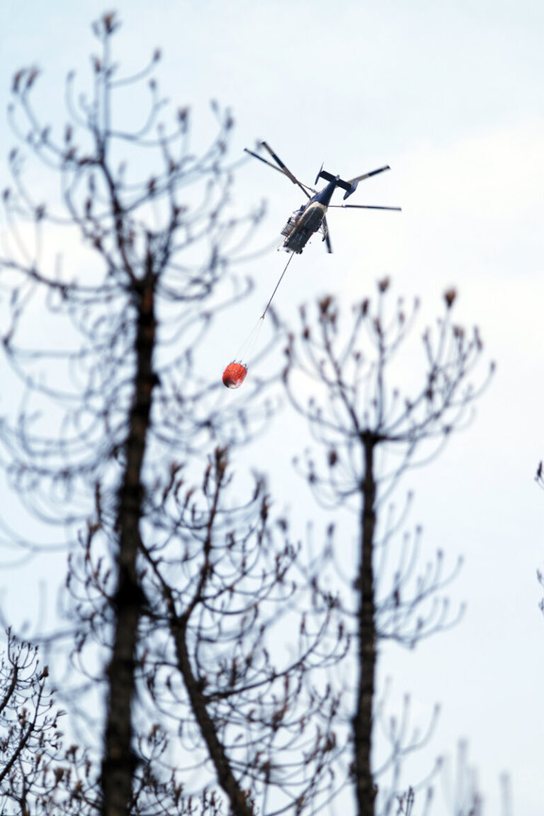 Retiran los hidroaviones ante la evolución del incendio de Tenerife