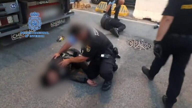 La Policía Nacional rescata a tres migrantes del interior de un camión frigorífico en Algeciras